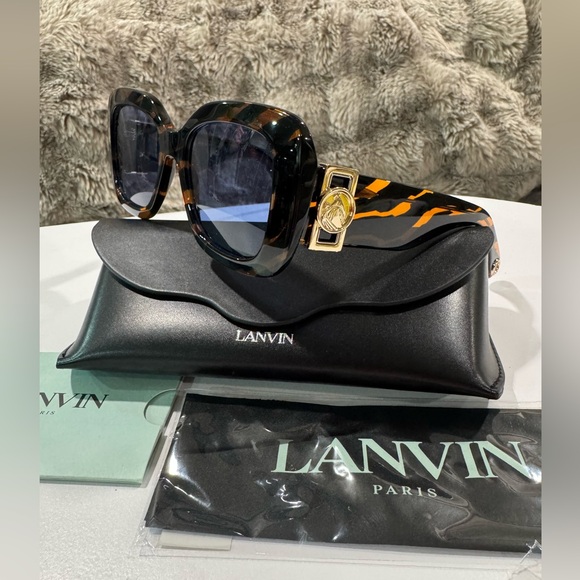 ONE DAY SALE✨

LANVIN LNV626S Stylish Black and Golden brown Sunglasses main image 11